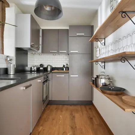 Apartment Stunning 1br Flat With Balcony Near Metro Station