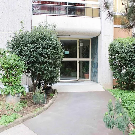 Spacious 3 With Balcony In Apartment Paris