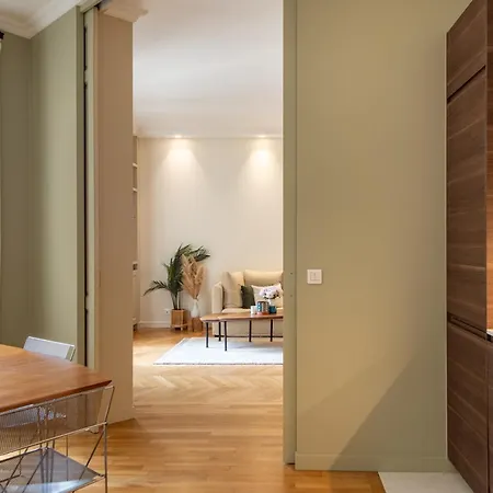 Arc De Triomphe - Luxury 1 Bedroom Apartment *