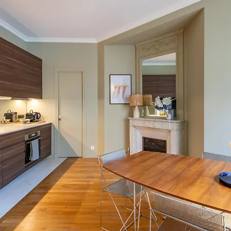 Arc De Triomphe - Luxury 1 Bedroom Apartment *