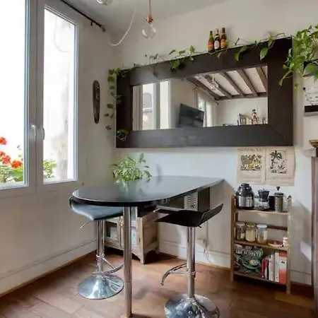 Charming Pied-a-terre - Marais Apartment *
