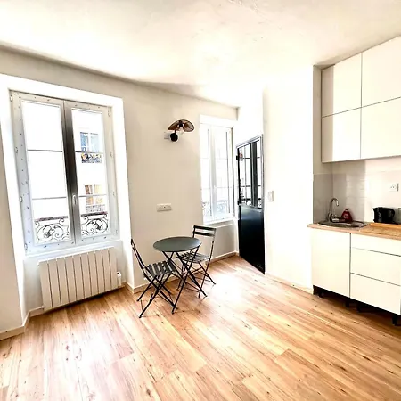 Sunny In The Heart Of 11eme Apartment