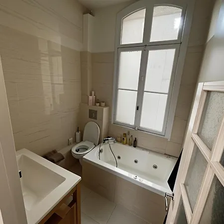 Cosy And Modern Near Champs-elysees - Arc De Triomphe Apartment *