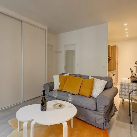 587 Stuart - Superb In *