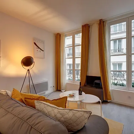 587 Stuart - Superb In * Paris