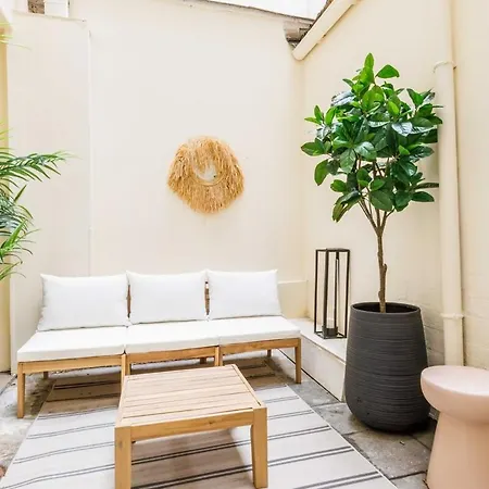 3 Min From Haussmann, Sleeps 6 , 2bdr * Paryż