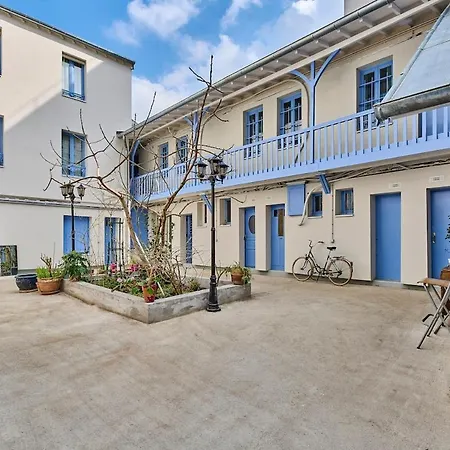 Close To La Crimee Metro Station Line 7 *