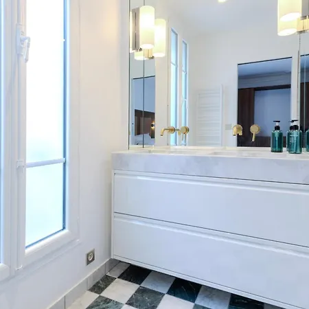 Eiffel Tower - Le Gustave Apartment Paris