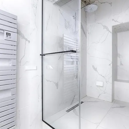 Luxury Montaigne Avenue 4p Apartment