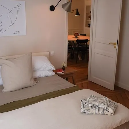 Apartment Vendome Parisian Elegance With A Patio