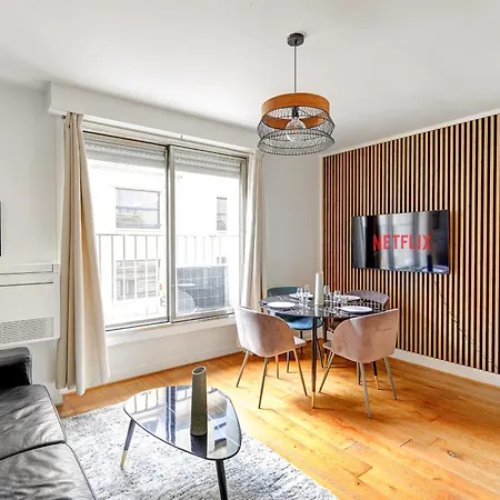 Sur Les Champs Elysees Apartment Paris