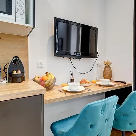 Sur Les Champs Elysees Apartment