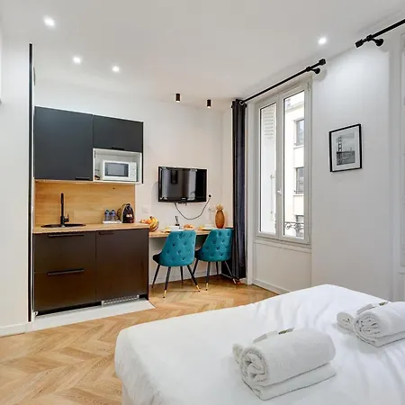 Apartment Sur Les Champs Elysees Paris