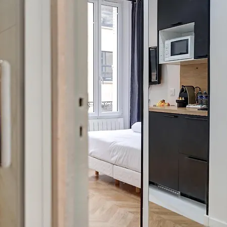 Apartment Sur Les Champs Elysees