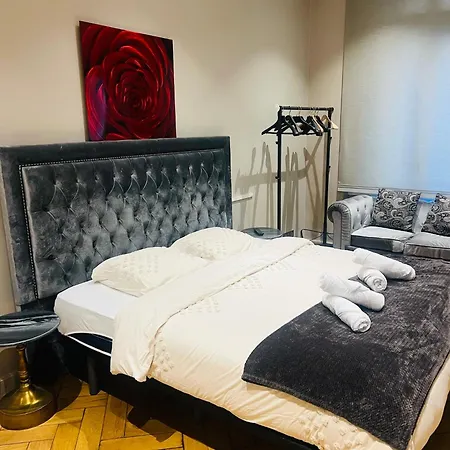 Tour Eiffel Montaigne Apartment