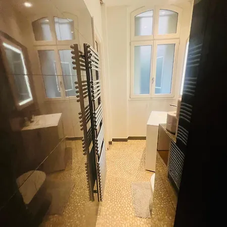Tour Eiffel Montaigne Apartment