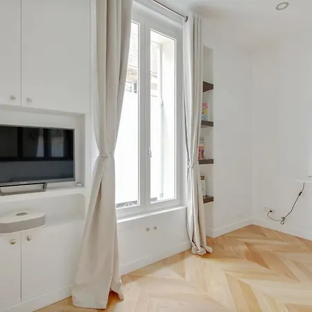 4-star For 4, 10 Mn From Champs-elysees *