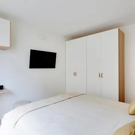 3 Pieces Contemporain Avec Balcon Ensoleille * Paris