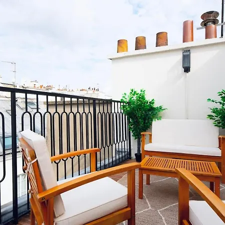 Stylish Triplex With Amazing Terrace Near Louvre Paris