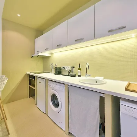 Apartment Centre, St Lazare Station, Metro, Theatre Mogador, Casino De Paris, Trianon, Moulin Rouge, Sacre Coeur, Galeries Lafayette, From 1 To 4 Guests