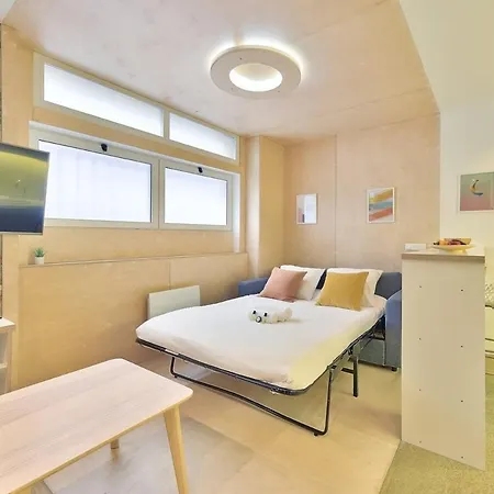 Apartment Centre, St Lazare Station, Metro, Theatre Mogador, Casino De Paris, Trianon, Moulin Rouge, Sacre Coeur, Galeries Lafayette, From 1 To 4 Guests *