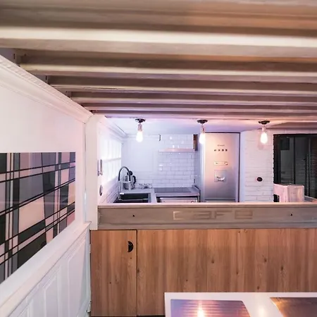 Artist's Mini Loft - Marais
