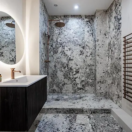Daire Luxurious 4 Bedroom Apartment, La Muette *