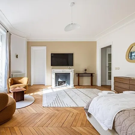 Daire Luxurious 4 Bedroom Apartment, La Muette *