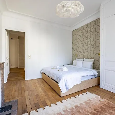 Luxurious 4 Bedroom Apartment, La Muette Daire Paris