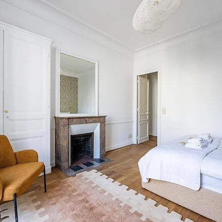 Daire Luxurious 4 Bedroom Apartment, La Muette Paris