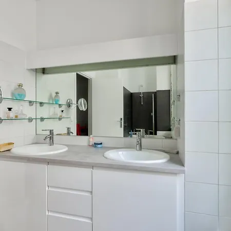 Appartement A Prestigious Location In *