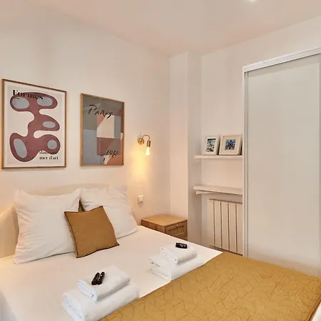 2 Bedrooms Center Of * Paris