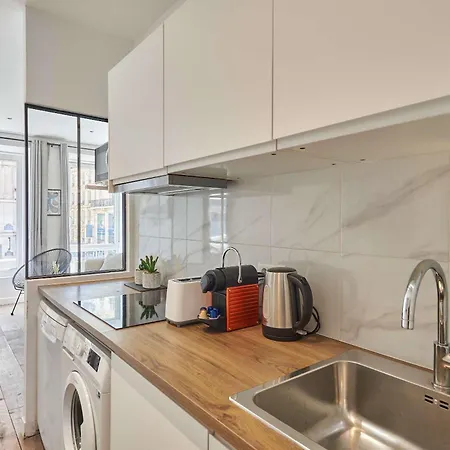 2 Bedrooms Center Of Paris