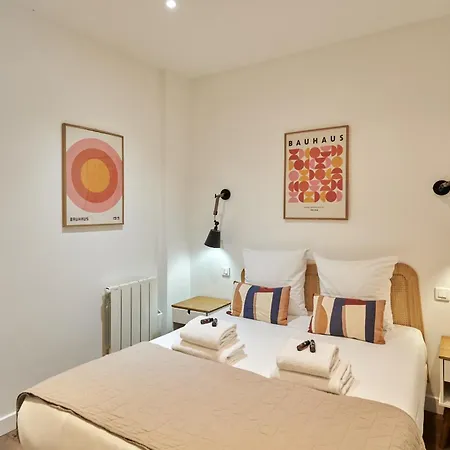 2 Bedrooms Center Of Paris