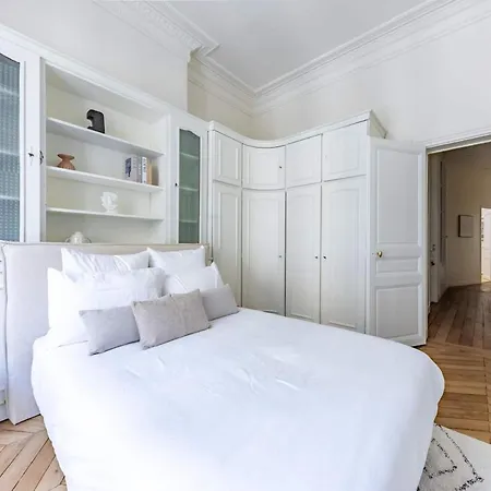 Exceptional Eiffel Tower Gem 4bed 8p In Trocadero Apartment