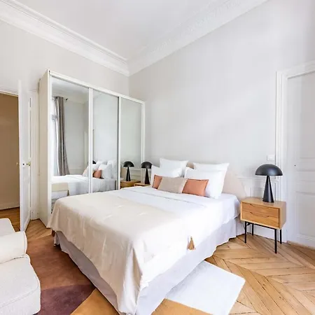 Exceptional Eiffel Tower Gem 4bed 8p In Trocadero Paris
