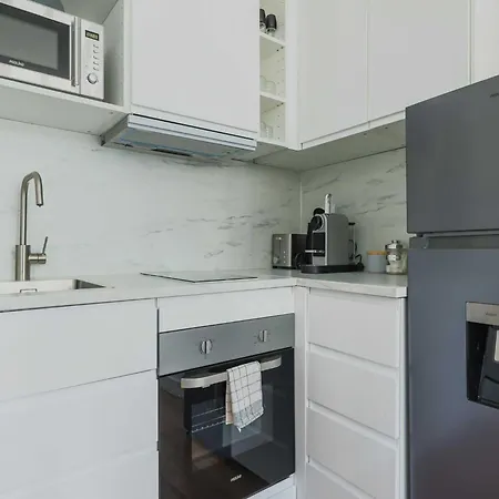 Modern -1br-3p-ternes Apartment