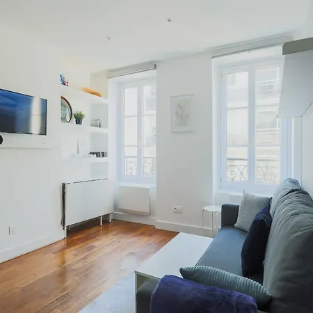Modern -1br-3p-ternes Apartment