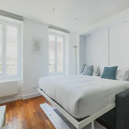 Modern -1br-3p-ternes Apartment *