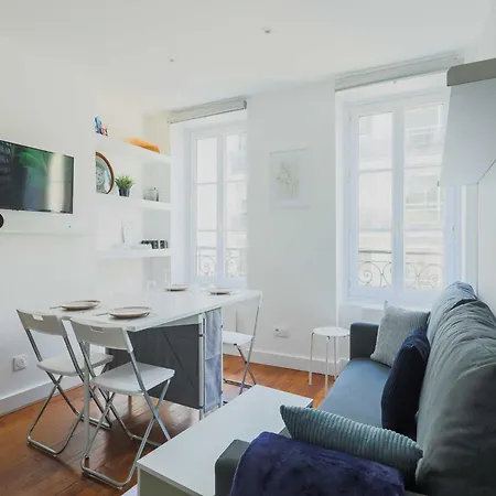 Modern -1br-3p-ternes Apartment Paris