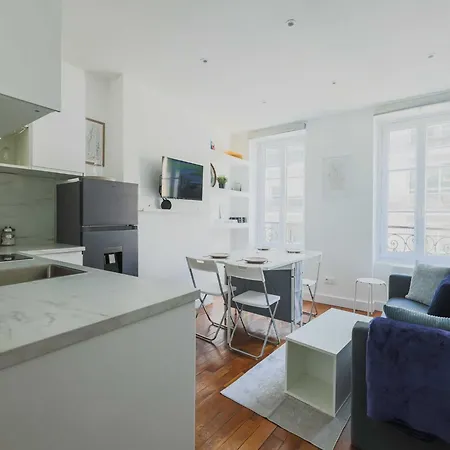 Modern -1br-3p-ternes Apartment