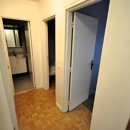 Spacious, Bright With Private Parking Apartment *