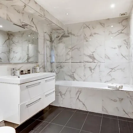 Sejour Elegant Aux Buttes Chaumont Pour 12 Pers *