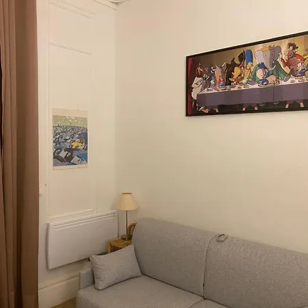 Loge, Facing Gare Du Nord