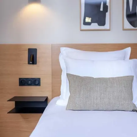 Tinah Paris, Champs Elysees Otel 2*