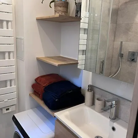 Parisian Charm, Modern & Quiet *