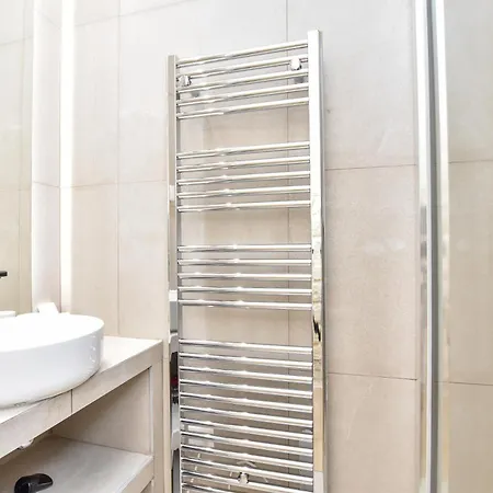 Spacious - 3br-8p - Moulin Rouge