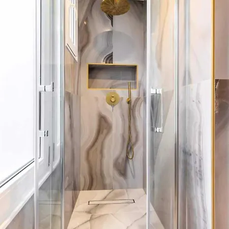 Newly Rebuilt By Architect - Center Of Apartment *