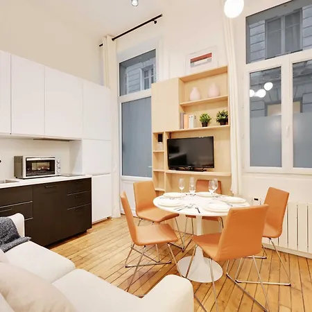 Beautiful -1br-4p- Tour Eiffel - Invalides Apartment