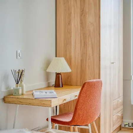 Charming 2-bedroom With Living 47 M 9e Apartment *